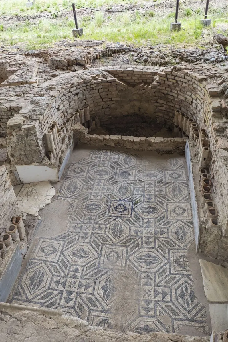 Mosaico romano de motivos geométricos en una estancia excavada