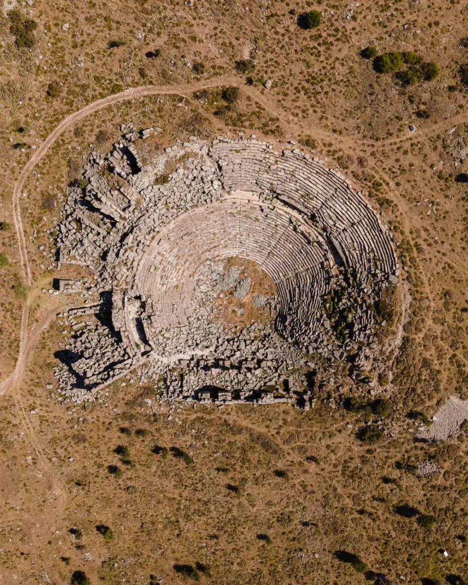 Teatro antiguo en ruinas visto desde el aire