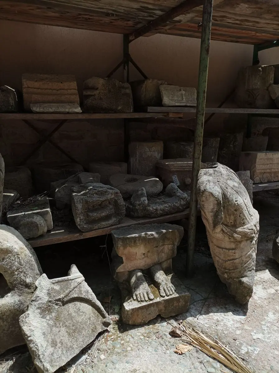 Piezas arqueológicas de piedra guardadas en estanterías